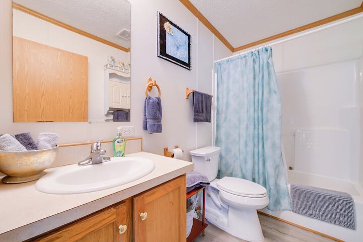 Warm & Inviting Family Home - 2 Mi to Golf Course!