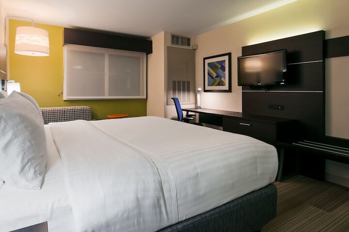 Holiday Inn Express & Suites Everett by IHG