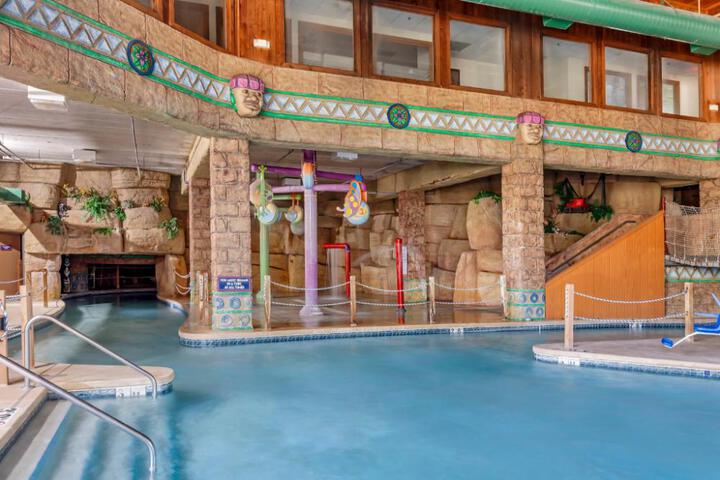 Polynesian Hotel Wisconsin Dells - Near Noahs Ark