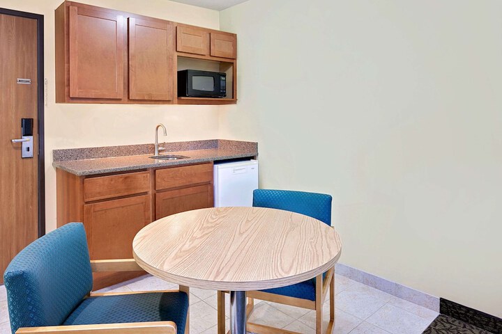 Days Inn by Wyndham Cadillac