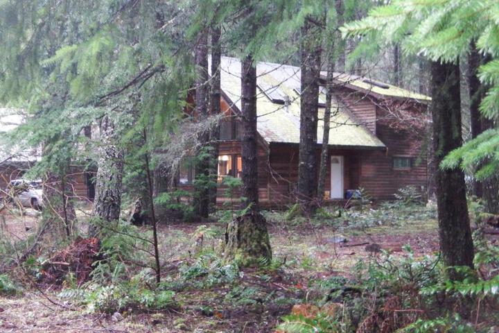 Chalet-style cabin near Mt. Rainier and Crystal