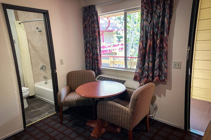 Room 25 of 28