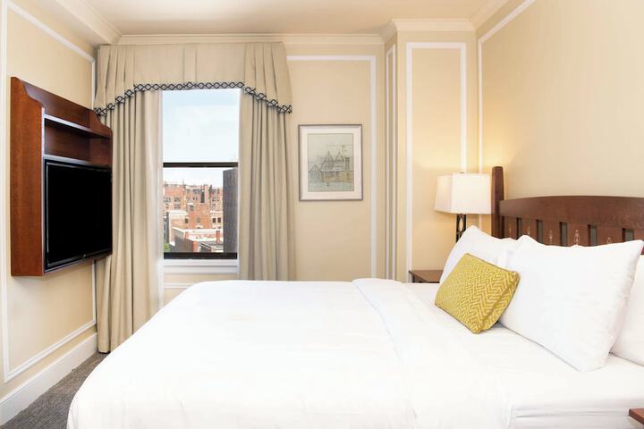 Room 32 of 102