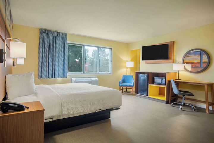 Days Inn & Suites by Wyndham Waterloo