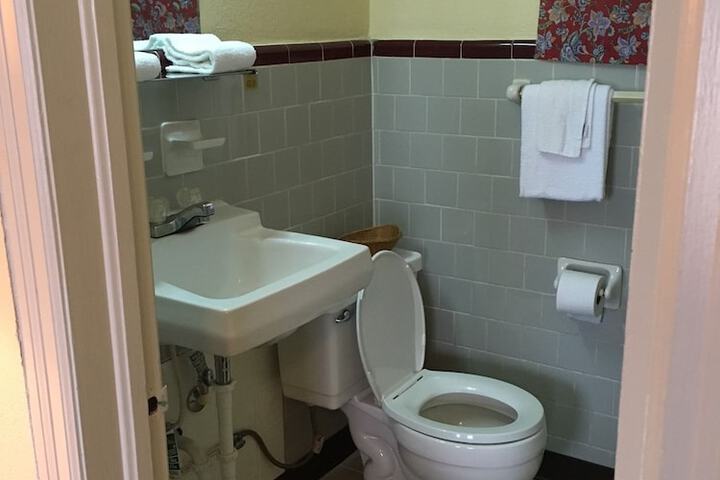 Room 5 of 9