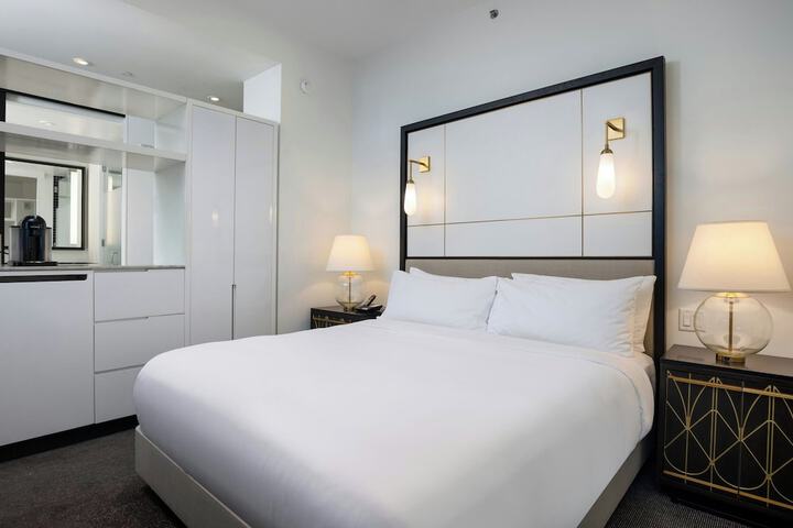 The Laura Hotel Houston Downtown, Autograph Collection