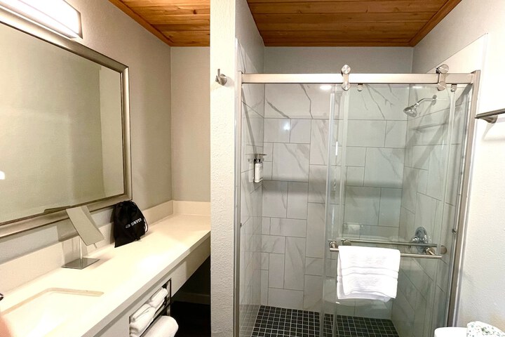 Tides Inn & Suites