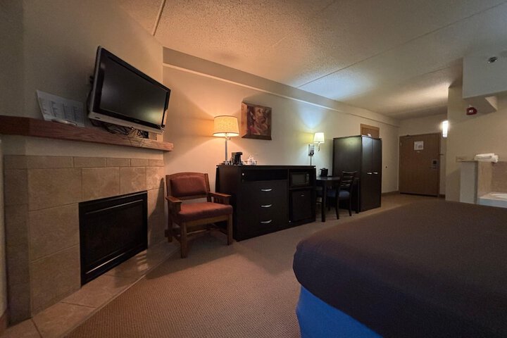 AmericInn by Wyndham Monmouth