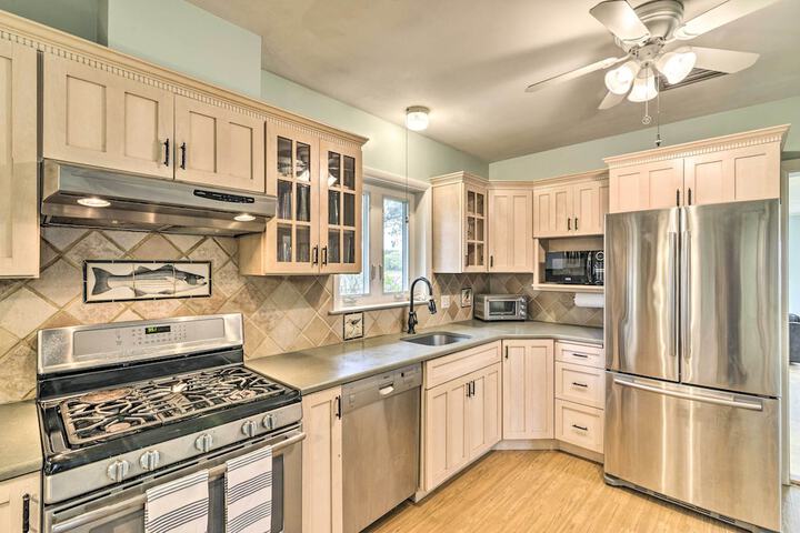 Bayfront Retreat w / Game Room + Outdoor Pool!
