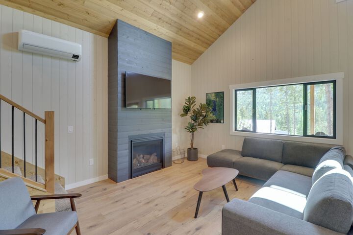 Lakeside Cabin Retreat w / Private Hot Tub!