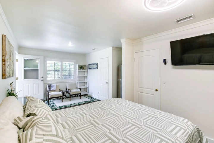 Westminster Escape Near Beaches & Shopping!