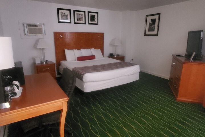 Room 4 of 18