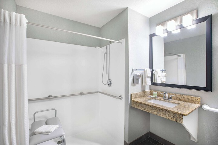 AmericInn by Wyndham Pella