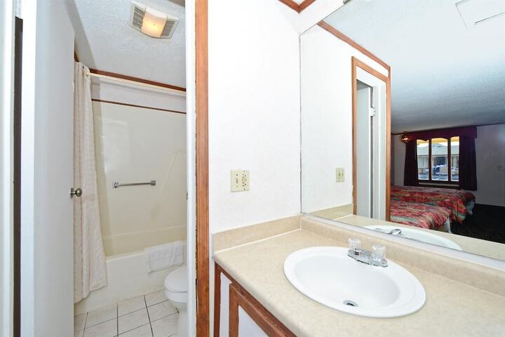Americas Best Value Inn & Suites Warren Detroit