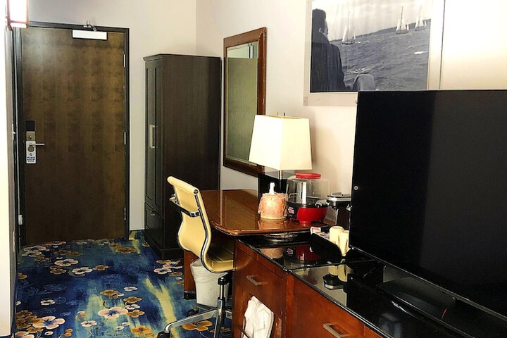 Room 27 of 74