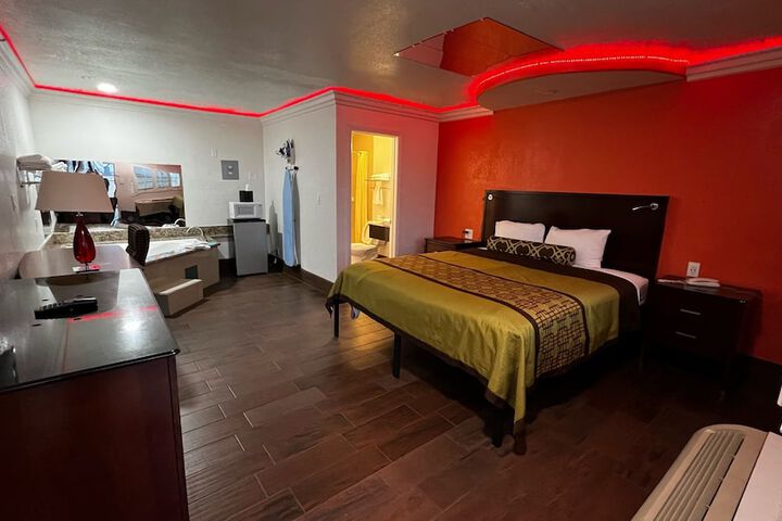 Room 13 of 18