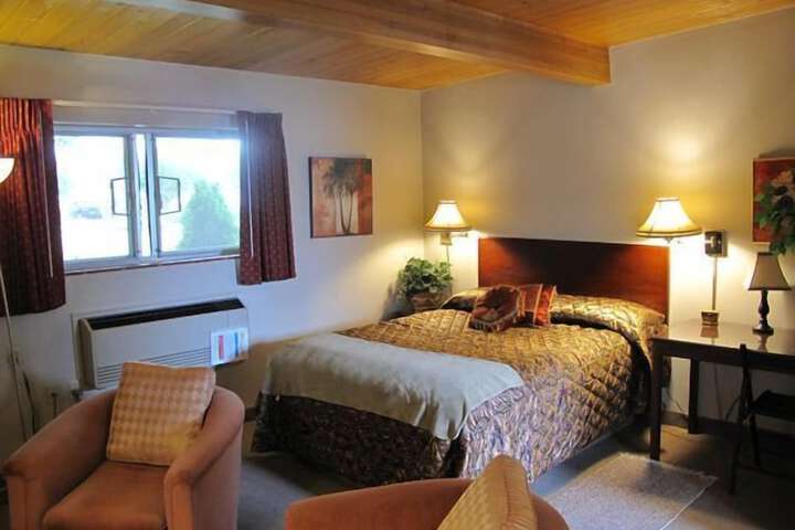 Hudson Manor Inn