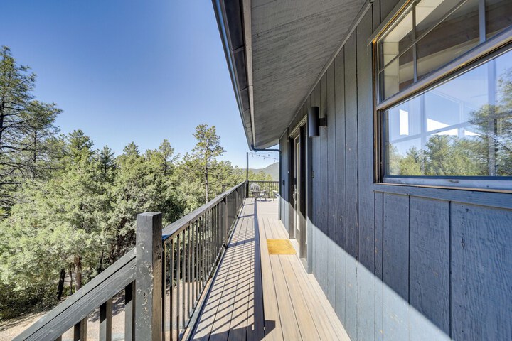 Pine Cabin w / Large Deck & Scenic Mountain Views!