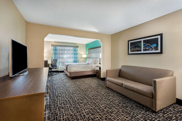 Room 10 of 33