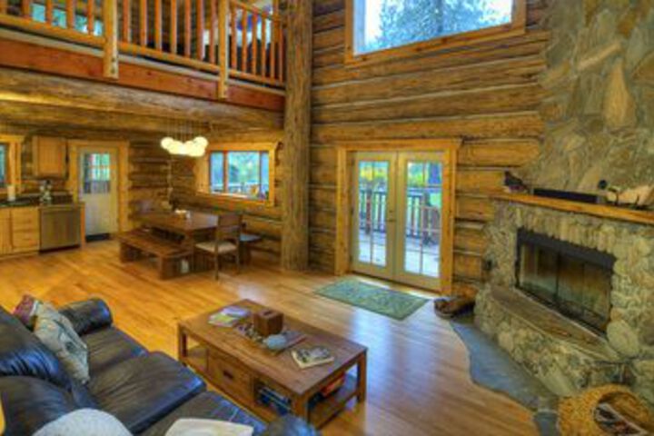 Tall Timbers Lodge Cabin with Hot Tub