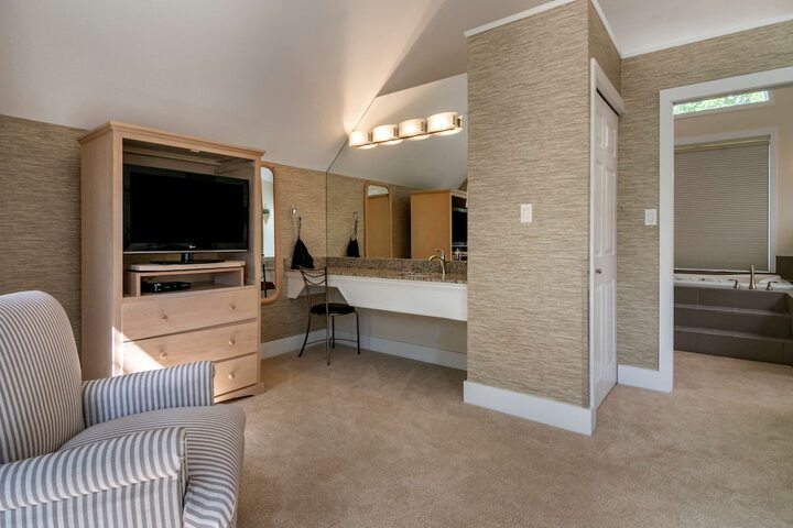 Room 32 of 66