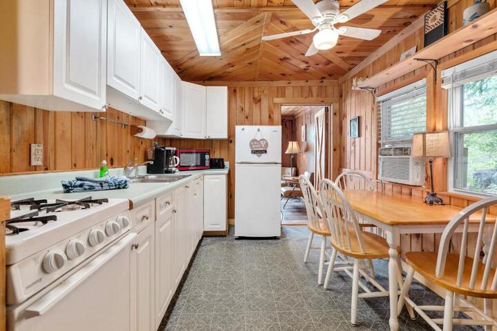 Hide-A-Way - Two Bedroom Cottage Lakeside