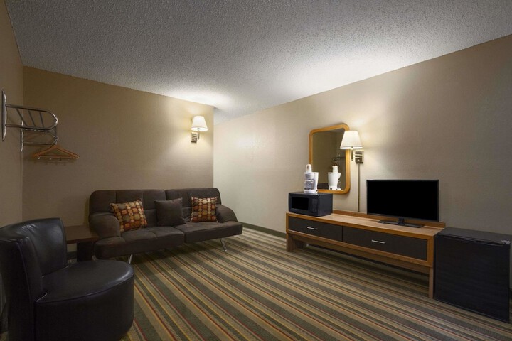 Room 6 of 14