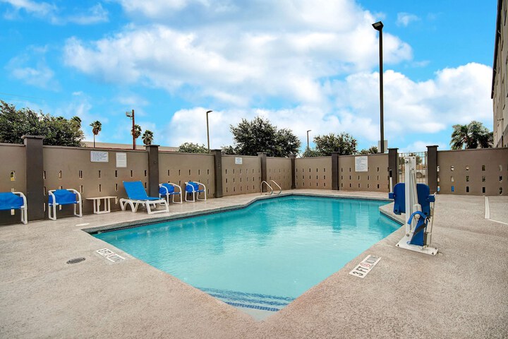 Pool 3 of 26