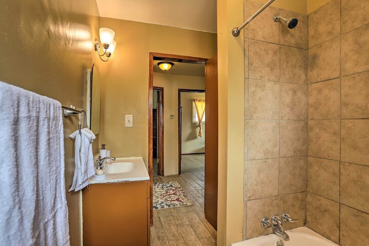 Lovely Royal Oak Unit 10 Min to Vibrant Downtown