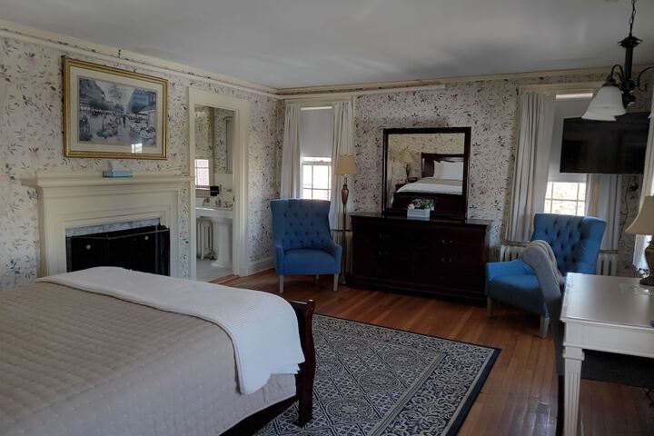 Room 11 of 16