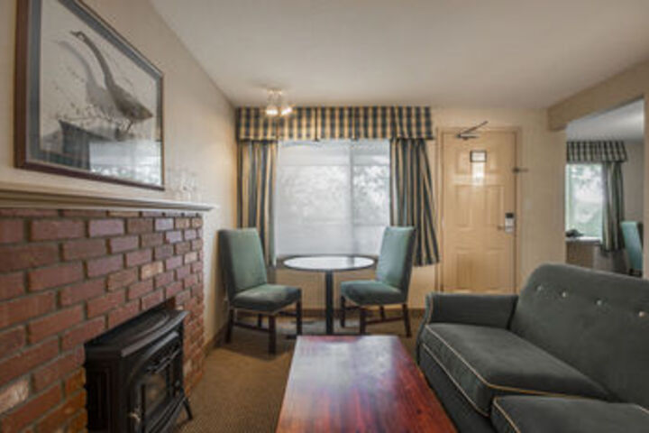 Econo Lodge Inn & Suites