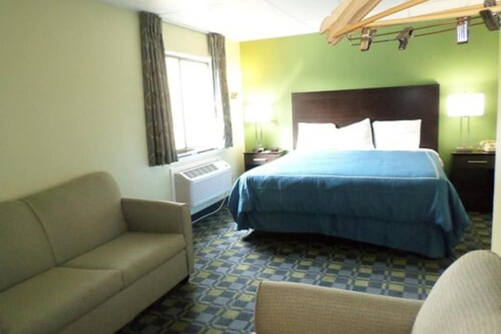 Travelodge by Wyndham Cleveland Lakewood