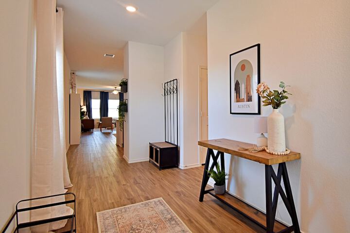 Long-term Stays Family-friendly Communal Pool!