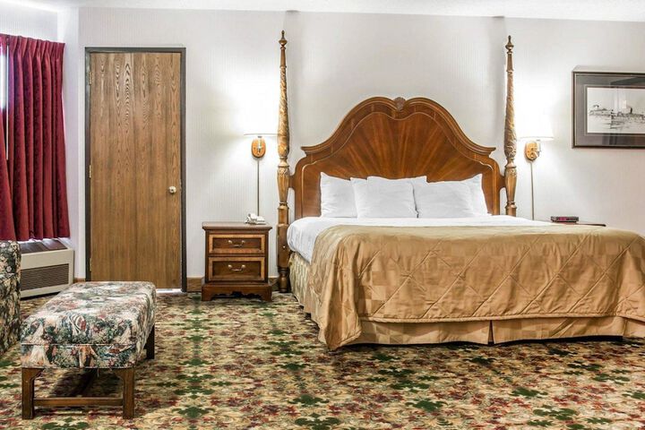 Clarion Hotel Mackinaw City Beachfront