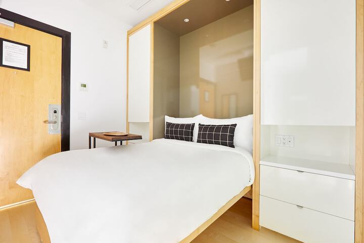 Room 17 of 33