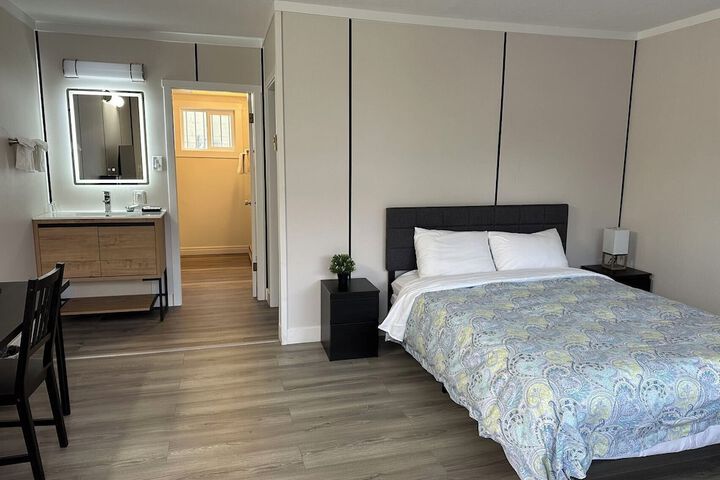 Room 4 of 9