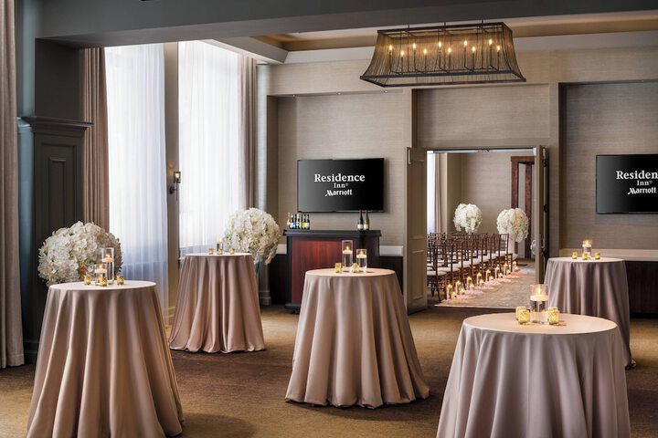 Ballroom/Hall 72 of 79