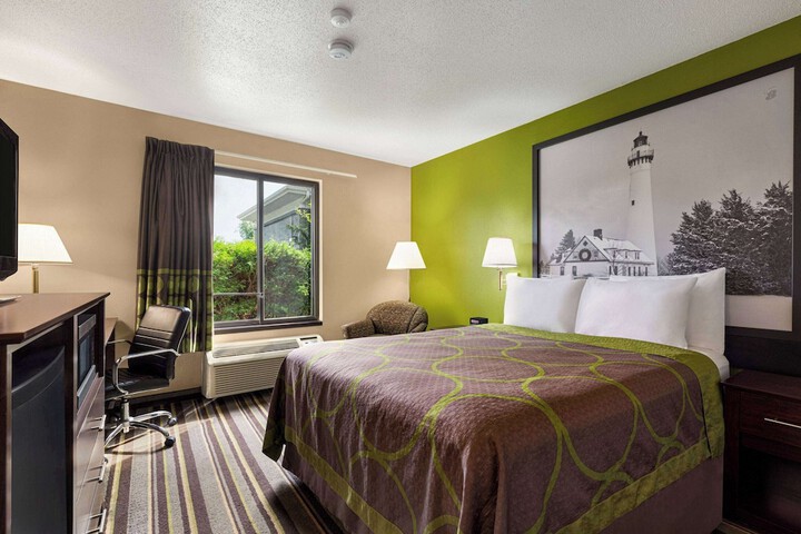 Super 8 by Wyndham Germantown / Milwaukee