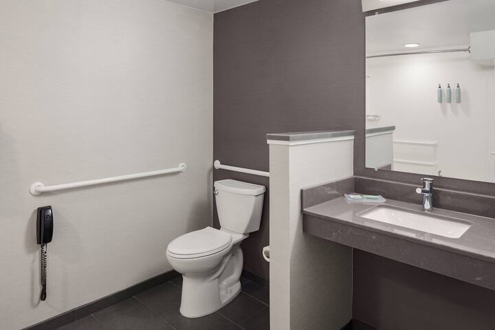 Courtyard by Marriott Portland Airport