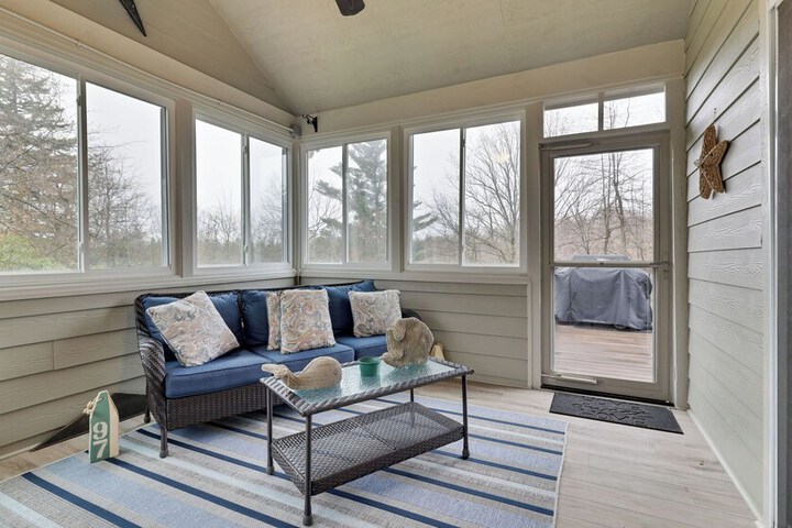 The Nest at Pinecrest by Avantstay Spacious Deck Game Room, Fire Pit