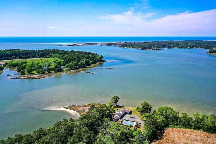 Bayfront Retreat w / Game Room + Outdoor Pool!