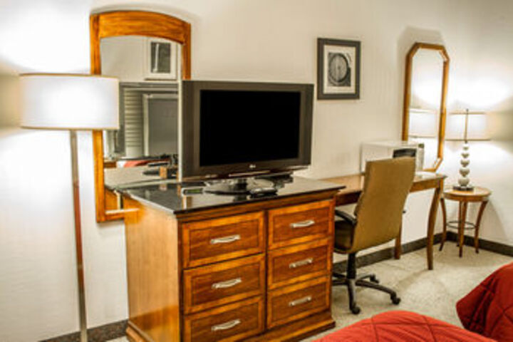 Rodeway Inn & Suites