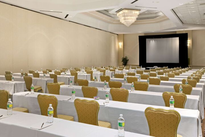 Hilton East Brunswick Hotel & Executive Meeting Center
