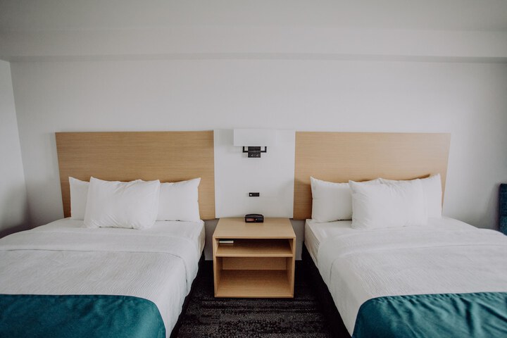 Room 8 of 102