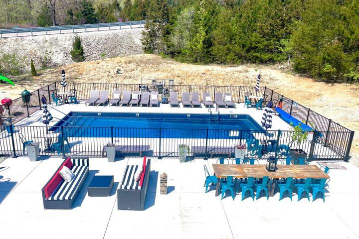 Group suite near Six Flags with onsite activities