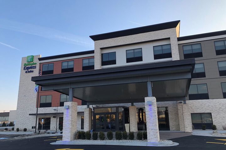 Holiday Inn Express & Suites Racine by IHG