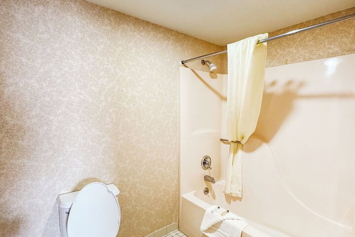 Days Inn by Wyndham Mackinaw City - Lakeview