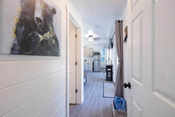Tiny House 2 5 hrs NYC and Boston Waterfront Wifi