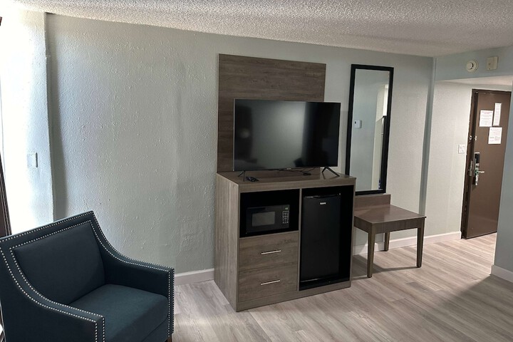 Room 11 of 17