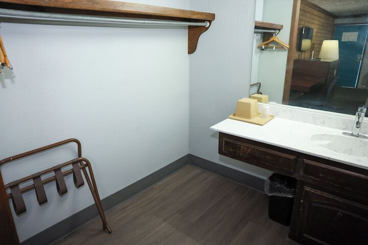 Room 15 of 31